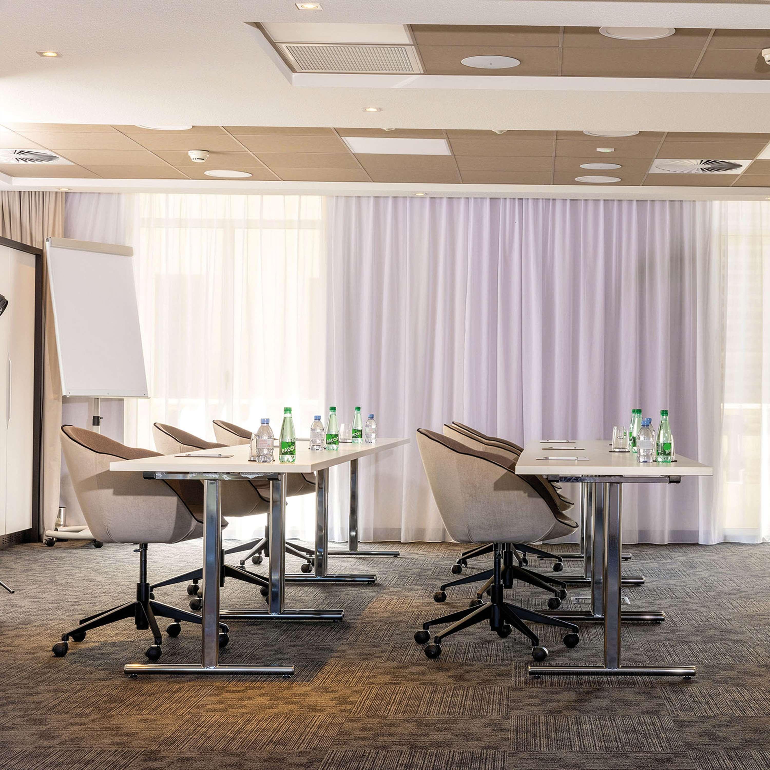 Hotel Hilton Garden Centre, France Tours